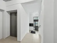 Aufzug und Hauseingang