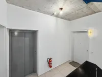 Wohnungseingang und Aufzug