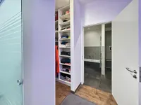 Ankleide und Blick ins Badezimmer