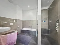 "Masterbad" mit begehbarer Dusche