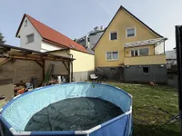 Hausrückseite und Garten