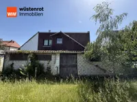 Gartenansicht auf Haus und ELW