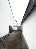 Hofeinfahrt mit Stellplätzen