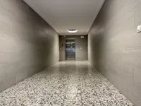 Hausflur mit Zugang zum Aufzug