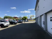 Parkplätze mit Garagen