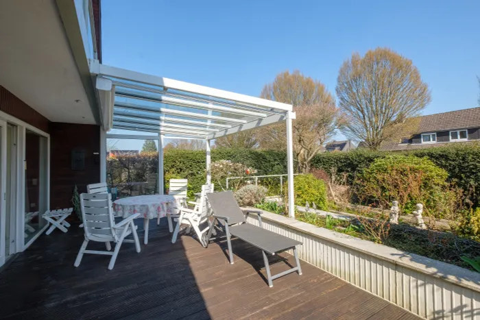 teilüberdachte Terrasse