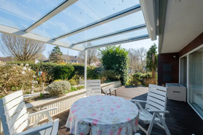 teilüberdachte Terrasse