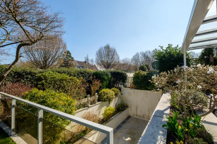 Garten u. Außenbereich des Pools