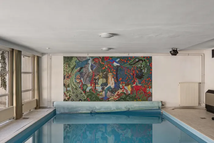 Innenpool mit Mosaikbild im Untergeschoss