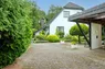 Hausansicht (Zufahrt) mit Hauseingang (links)