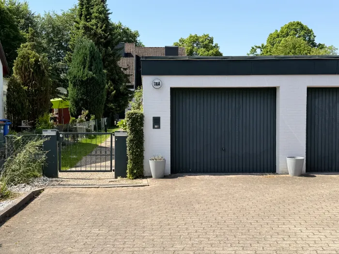 Garage, links Zuweg zum Doppelhaus