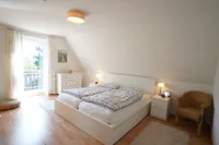 Schlafzimmer mit Balkon im DG