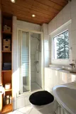 Bad mit Dusche im Spitzboden