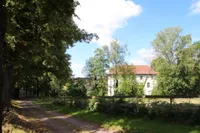 Baumallee-Zufahrt zum Gutshof