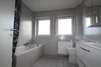 Badezimmer mit Wanne u. Dusche