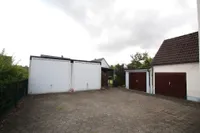 Hof mit vier Garagen