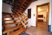 Treppenhaus und Zugang zum EG