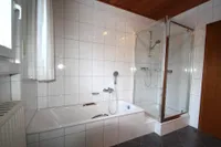 Bad mit Wanne u. Dusche im OG