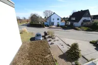 Blick auf Vorgarten u. Garage