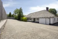 Großzügige, eingefriedete Hoffläche