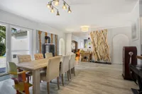 Esszimmer mit dem sich anschließenden Wohnzimmer und Terrassenzugang