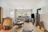 Wohnzimmer mit Kaminofen 