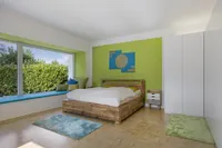 Helles Elternschlafzimmer mit gemütlicher Fenstersitzbank