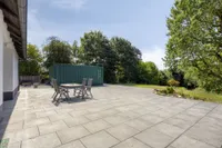 ca. 100 qm große Süd-/West-Terrasse