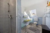 Baujahrstypisches Badezimmer im Dachgeschoss