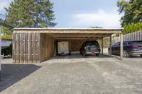 Holzcarport mit zwei Pkw-Stellplätzen und praktischem Abstellraum