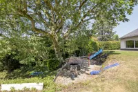Naturspielbereich unter altem Eichenbestand