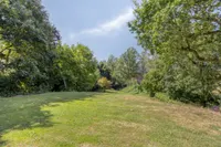 Weitläufiger Garten mit altem Baumbestand