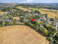 Drohnenaufnahme aus Süd-/West-Perspektive mit Blick über die Feldrandlage 
