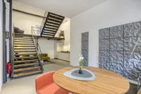 Charaktervoller Eingangs- und Empfangsbereich mit Stahltreppe