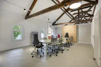 Separater Besprechungs- und Bürobereich