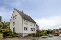Gepflegtes Wohnhaus mit Terrasse und zwei Stellplätzen 