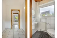Heller Flurbereich & separates modernes WC