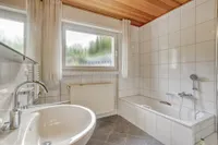 Badezimmer mit Badewanne und Dusche im OG
