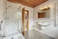 Zeitloses Badezimmer im OG