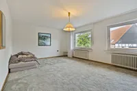 Großzügiges Schlafzimmer im OG mit viel Tageslicht