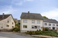 Straßenansicht der Immobilie