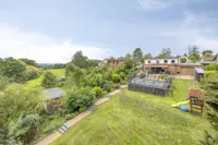 Gartenansicht des Hauses in reizvoller Hanglage