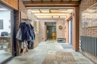 Großzügiger Eingangsbereich mit Garderobe