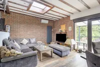 Wohnbereich mit großer Glasfront und direktem Zugang zur Terrasse