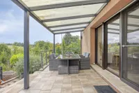 Mediterran gestaltete Terrasse mit Pergola und herrlichem Weitblick ins Grüne