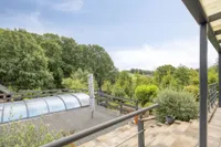 Terrassenanlage mit Übergang zum Pooldeck und Fernsicht in die Natur