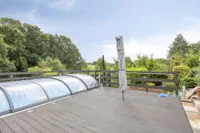 Poolbereich mit Holzdecke und herrlichem Blick in den Eichenwald