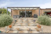 Harmonische Verbindung von Pooldeck, Treppenanlage, Terrasse und Wohnbereich