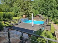 Poolbereich im Sommer
