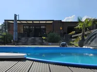 Pool im Sommer mit mediterranem Flair
